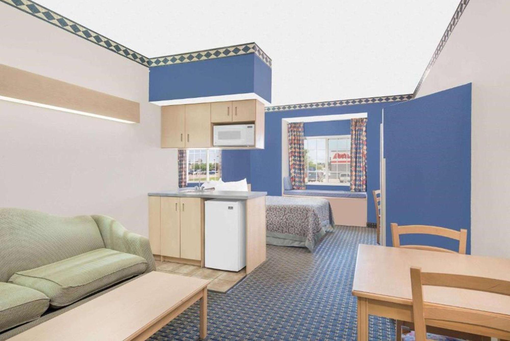 Days Inn & Suites By Wyndham Hutchinson Exterior photo