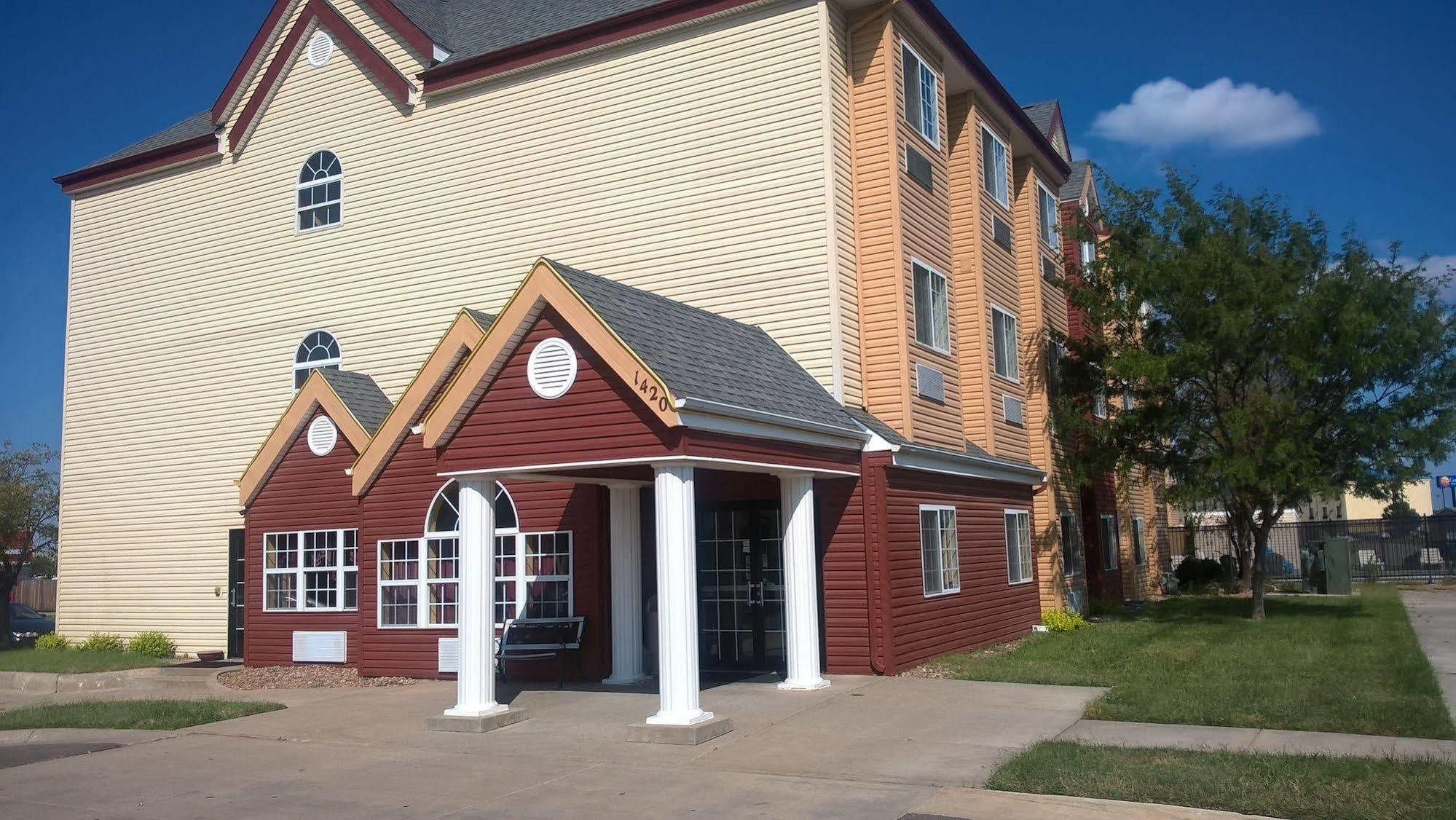 Days Inn & Suites By Wyndham Hutchinson Exterior photo